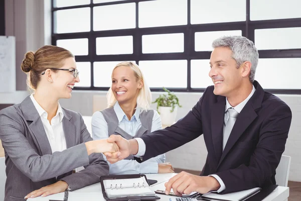 Pessoas de negócios handshaking — Fotografia de Stock