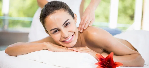 Frau erhält Massage — Stockfoto