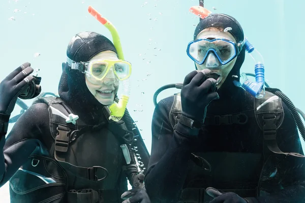 Couple practicing scuba diving together — Stock Photo, Image