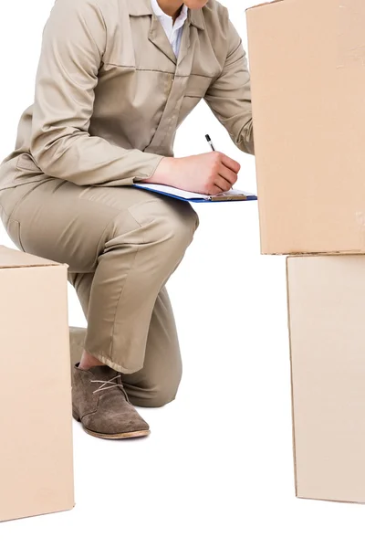 Homem de entrega contando caixas de papelão — Fotografia de Stock