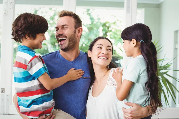 Famiglia con genitori in grembo — Foto Stock