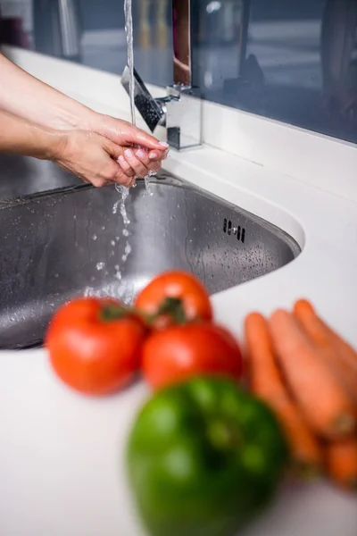 Женщина моет руки в раковине — стоковое фото