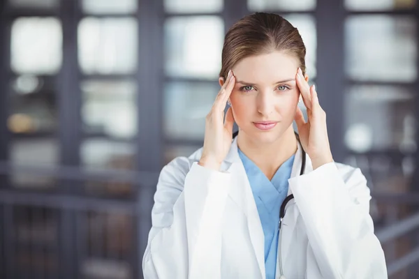 Médecin avec la tête dans les mains — Photo