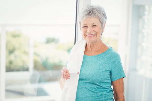 Retrato de mulher sorridente com toalha — Fotografia de Stock