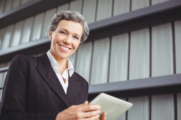 Femme d'affaires utilisant une tablette numérique — Photo