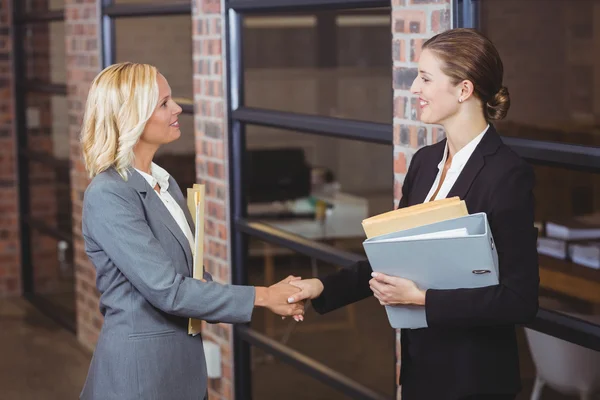 Smiling businesswomen handshaking — Stock Photo, Image