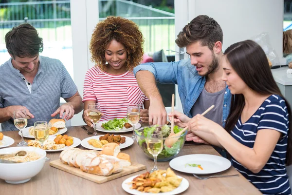 Amigos comiendo en la mesa — Foto de Stock