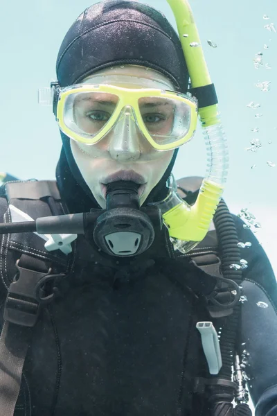 Jonge vrouw op scuba-opleiding — Stockfoto