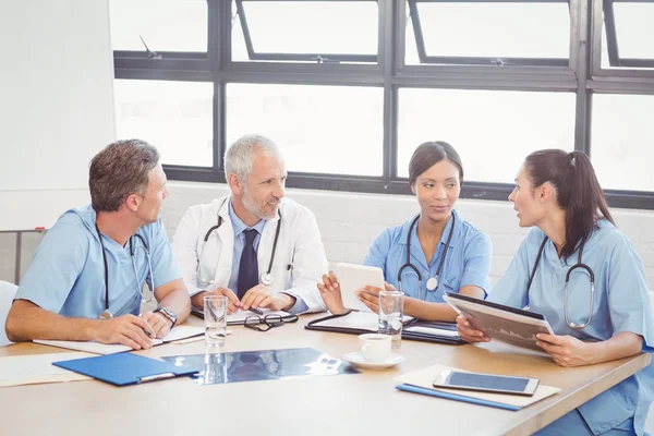 Squadra medica che interagisce in sala conferenze — Foto Stock