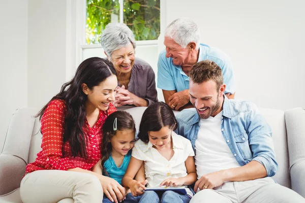 Çoklu nesil aile dijital tablet kullanma — Stok fotoğraf