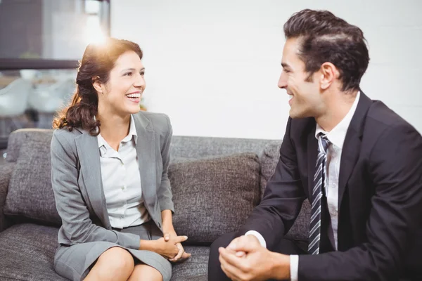 Gente de negocios sentada en sofá — Foto de Stock