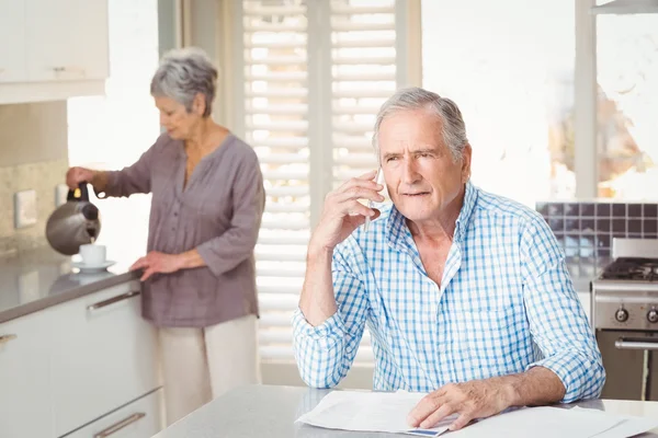 Senior man pratar på mobiltelefon — Stockfoto