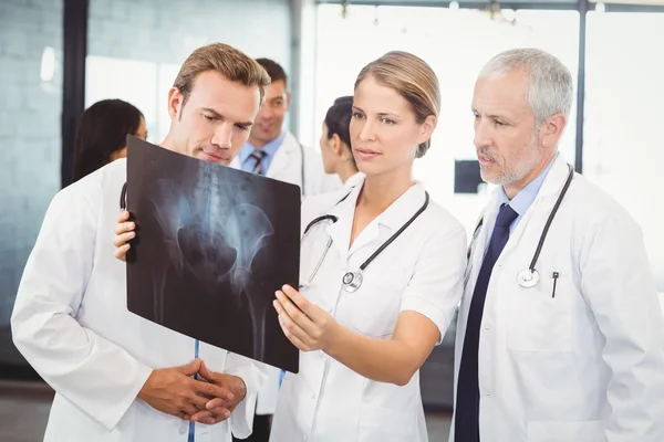 Equipo médico examinando x informe — Foto de Stock