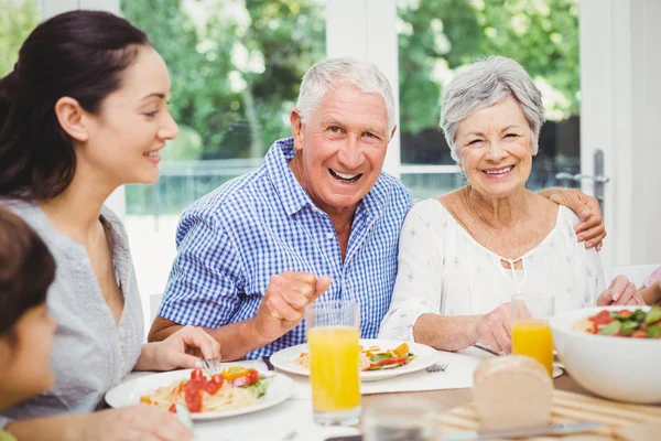 Lachende grootouders met familie — Stockfoto