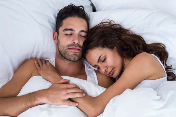 Coppia dormire sul letto — Foto Stock