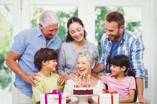 Família com avós durante a festa de aniversário — Fotografia de Stock