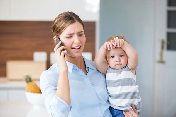 Frau benutzte Handy — Stockfoto