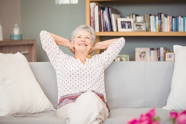 Mujer mayor relajándose en el sofá — Foto de Stock