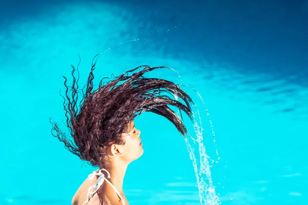 Bella donna gettando i capelli bagnati — Foto Stock