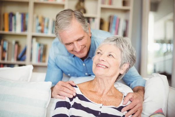 Glada senior paret tittar på varandra — Stockfoto