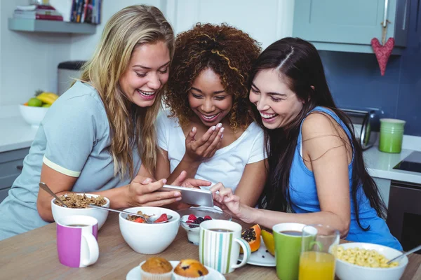 Vrouwelijke vrienden met behulp van mobiele telefoon — Stockfoto