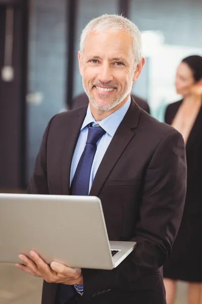 Homme d'affaires utilisant un ordinateur portable dans le bureau — Photo