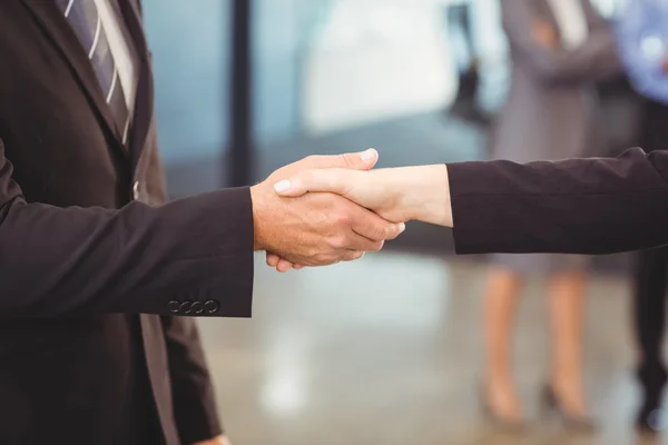 Empresários apertando as mãos — Fotografia de Stock