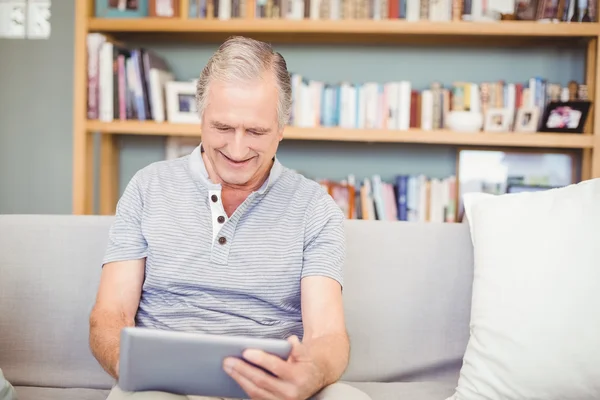 Senior nutzt digitales Tablet — Stockfoto