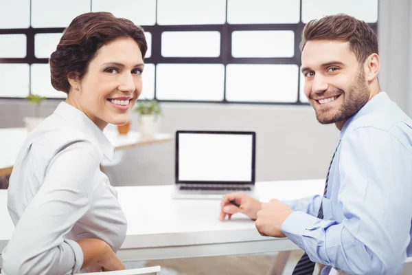 Pessoas de negócios sentadas na mesa do laptop — Fotografia de Stock