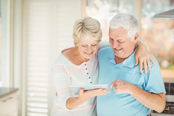 Couple holding digital tablet in kitchen — Stock Photo, Image