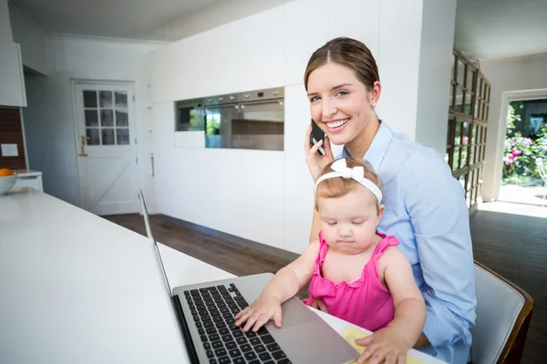 Woman using mobile phone — Stock Photo, Image