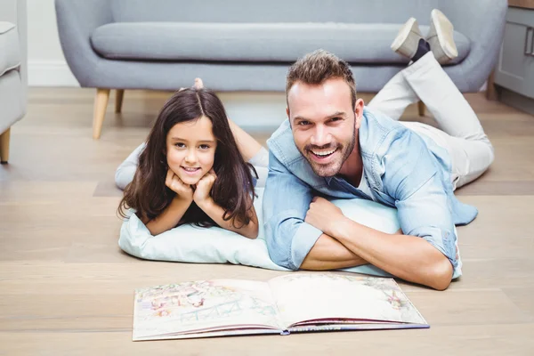 Padre e hija con libro ilustrado — Foto de Stock