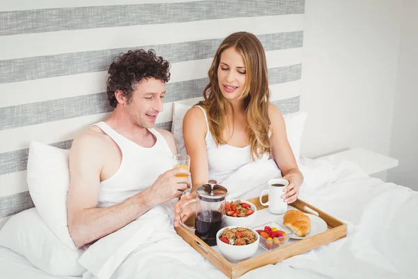 Couple having breakfast on bed — Stock Photo, Image