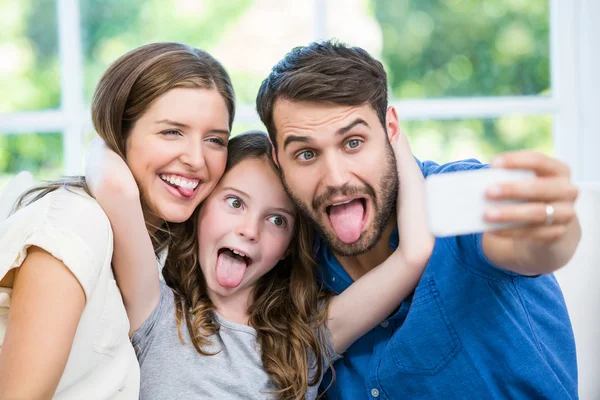 Rodzina robiąc miny podczas klikania selfie — Zdjęcie stockowe