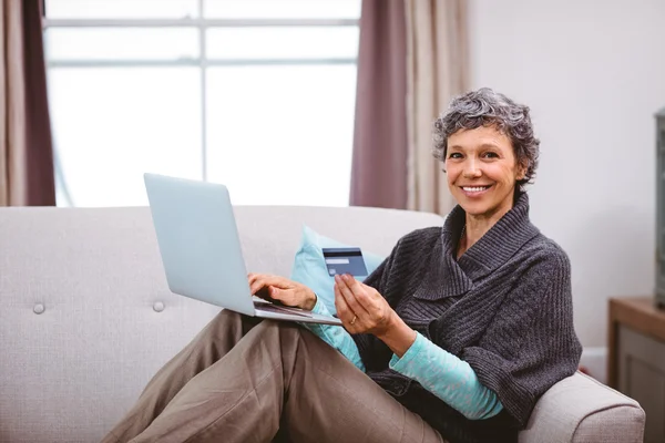 Kvinna med kreditkort med hjälp av bärbar dator — Stockfoto