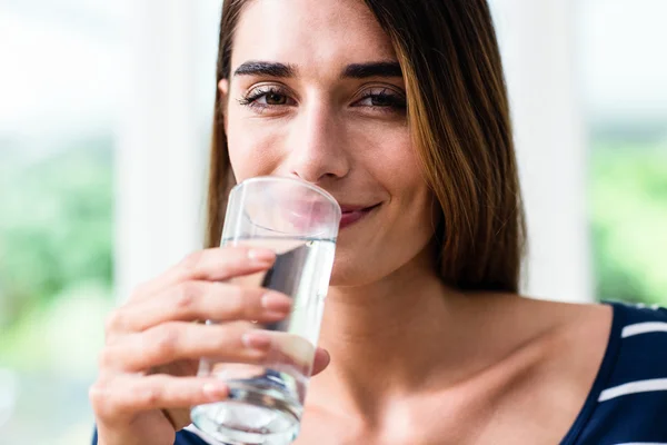 Wanita minum air — Stok Foto
