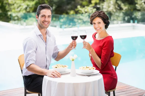 Couple toasting vin rouge — Photo