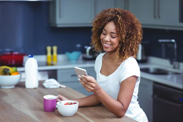 Kvinna med hjälp av smartphone — Stockfoto