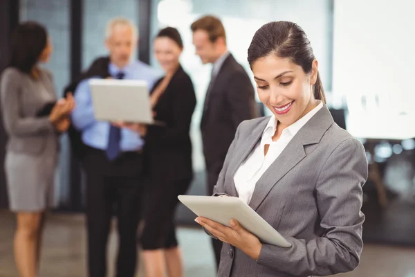 Mulher de negócios usando tablet digital — Fotografia de Stock