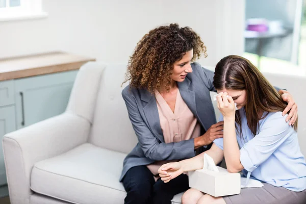 Psicologo consolante donna depressa — Foto Stock