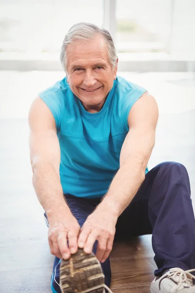 Senior man exercising at health club — Stock Photo, Image