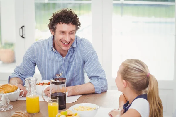 Filha e pai tomando café da manhã — Fotografia de Stock