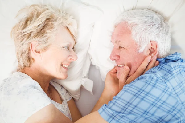 Pareja mayor acostada en la cama — Foto de Stock