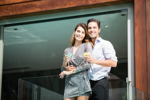 Echtpaar met drankjes permanent in balkon — Stockfoto