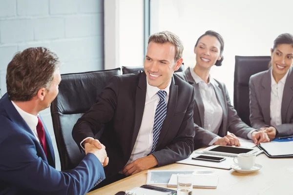 Empresários na Sala de Conferências — Fotografia de Stock