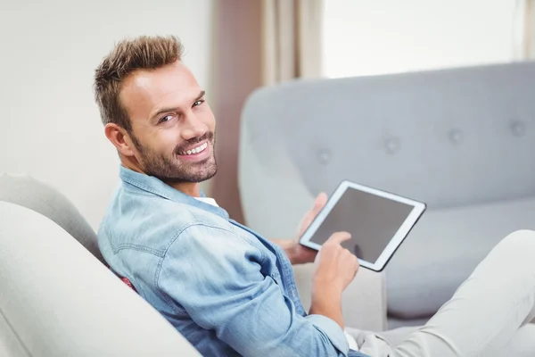 Hombre usando tableta digital en sofá — Foto de Stock