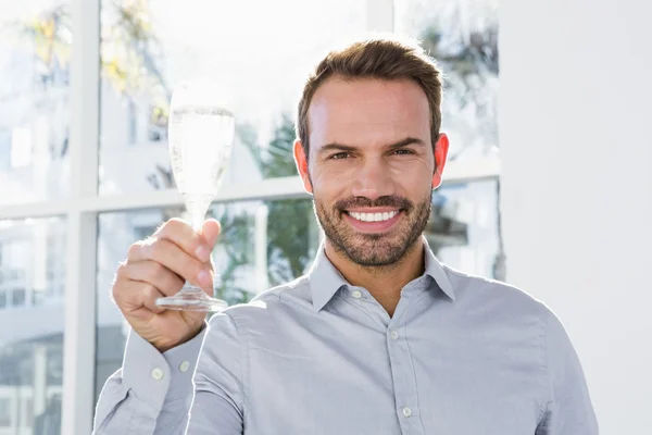Uomo in possesso di un bicchiere di champagne — Foto Stock