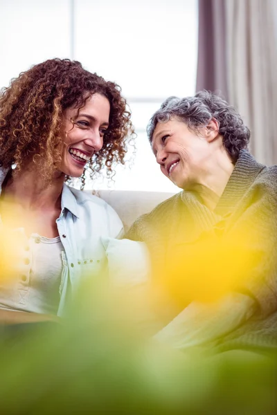 Mor och dotter i vardagsrummet — Stockfoto