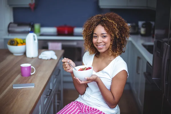 Woman having breakfast in kitchen — Stock Photo, Image