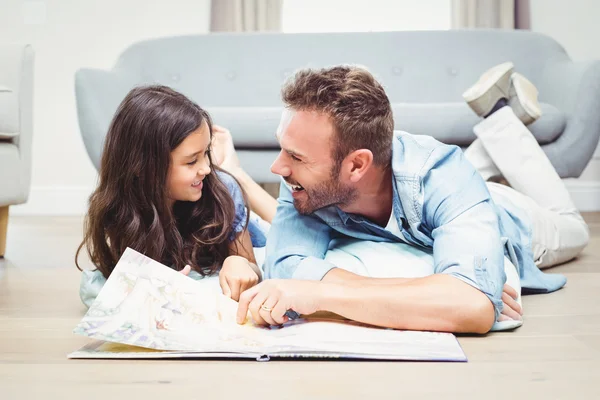 Dochter en vader met prentenboek — Stockfoto